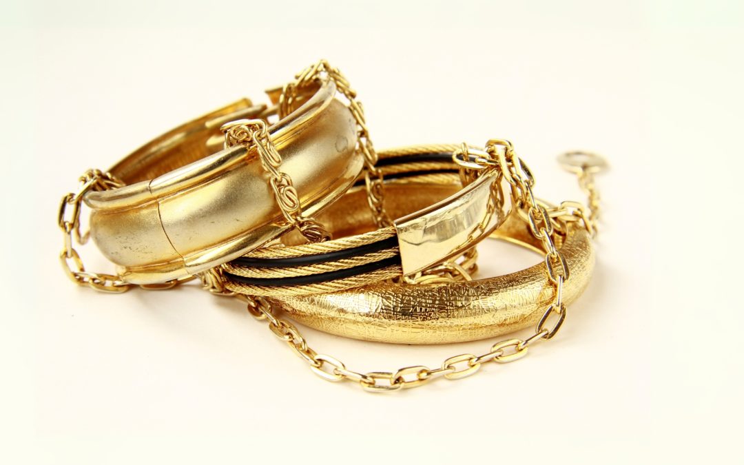 Buying and trading gold jewelry consisting of bracelets and chains
